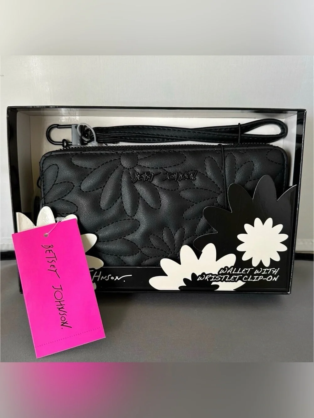 Betsey Johnson NWT Black Quilted Daisy Floral Wristlet Wallet Zip Around Flower